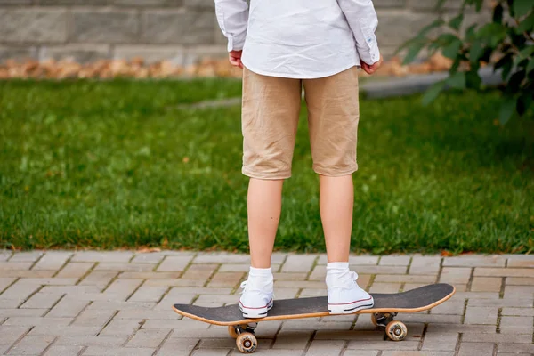 Boy Ride Skateboard en City Street. Estilo de vida urbano de verano —  Fotos de Stock