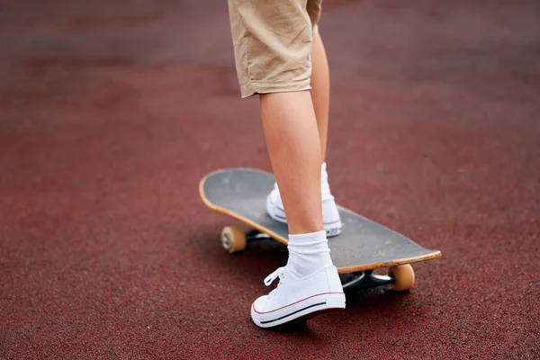 Junge fährt Skateboard in der Stadtstraße. urbaner Lebensstil im Sommer — Stockfoto