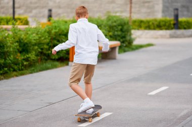 Çocuk Ride kaykay şehir sokak içinde. Kentsel yaz yaşam tarzı