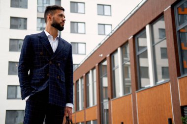 İş adamı tarzı. Erkek tarzı. Çantalı genç işadamı