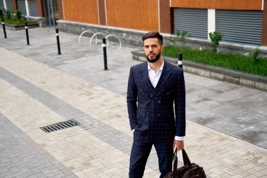 İş adamı tarzı. Erkek tarzı. Çantalı genç işadamı