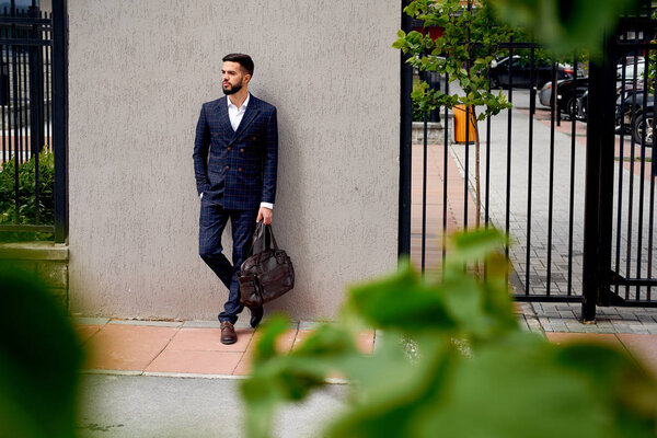 В стиле бизнесмена. Мужской стиль. Молодой бизнесмен с сумкой
