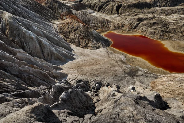 Carrière ouverte d'argile Paysage de Mars avec de l'eau orange — Photo