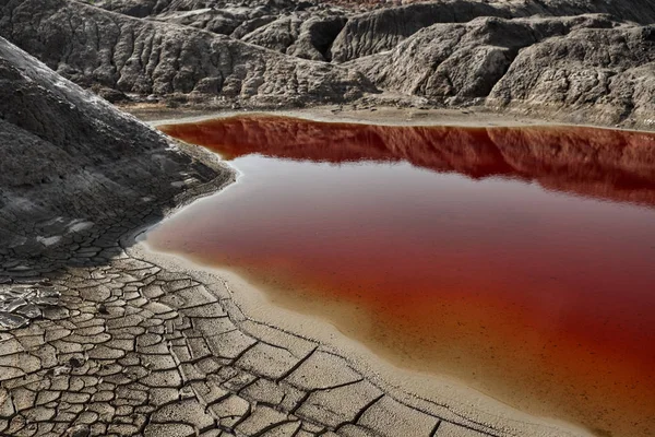 Carrière ouverte d'argile Paysage de Mars avec de l'eau orange — Photo