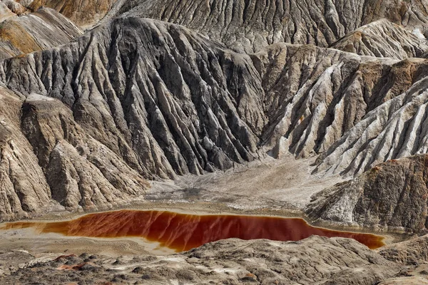 Carrière Ouverte Argile Paysage Mars Avec Eau Orange Abandonné Rock — Photo