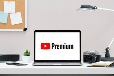 Rusya, Tyumen - 18 Aralık 2018: Youtube premium logo üstünde belgili tanımlık perde Macbook