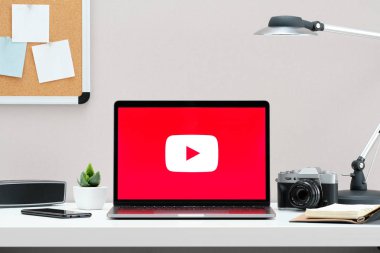 Rusya, Tyumen - 18 Aralık 2018: Youtube logo üstünde belgili tanımlık perde Macbook. Popüler çevrimiçi video paylaşım sitesi YouTube olduğunu.