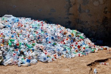 Buhara, Özbekistan 31 Ağustos 2018: Plastik şişe çöp