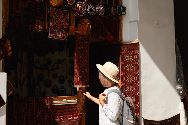 Bukhara, Uzbekistan září 01 2018: Žena si koupit suvenýr — Stock fotografie
