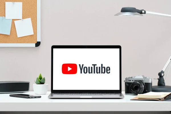 Rusya, Tyumen - 18 Aralık 2018: Youtube logo üstünde belgili tanımlık perde Macbook. YouTube popüler web sitesidir