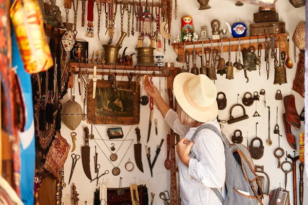 Bujará, Uzbekistán 1 de septiembre Mujer Comprar souvenir — Foto de Stock