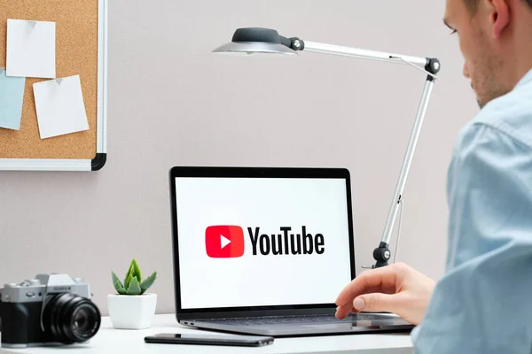 Rusya, Tyumen - 18 Aralık 2018: Youtube Web sitesinde bilgisayar. YouTube logo üstünde belgili tanımlık perde Macbook. 