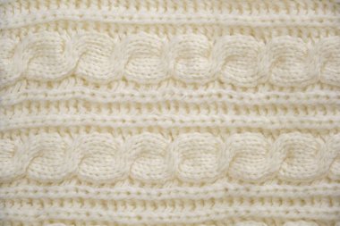 Bir yığın kalın örgü giysisi. Arkaplan olarak yün örgü dokusu