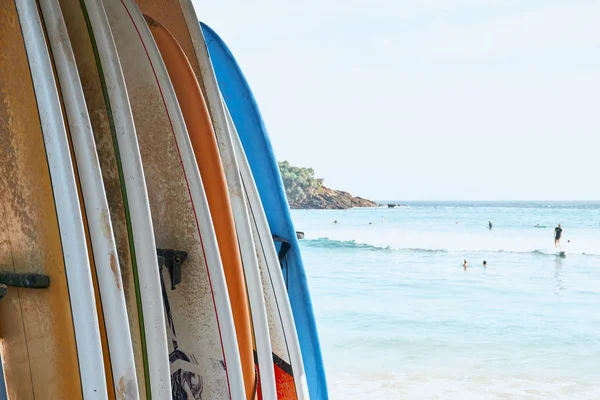 Varie tavola da surf su sabbia spiaggia oceano sfondo — Foto Stock