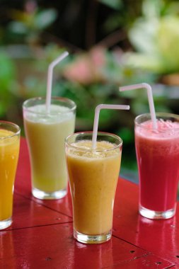 Sağlıklı Taze Farklı Meyve Smoothie Kokteyl İçeceği. Detox Sallaması