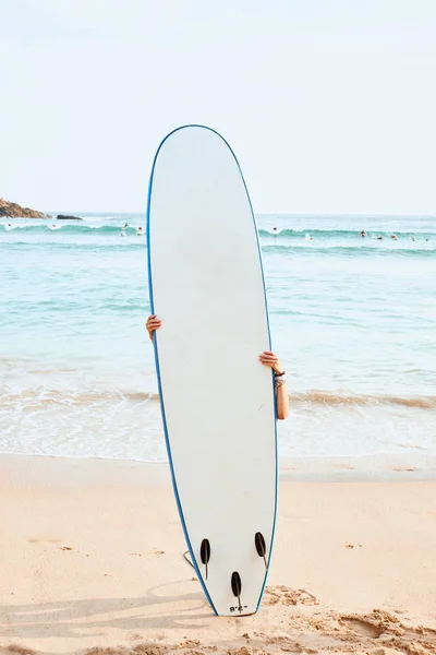 Mulher Surfista Esconder Atrás Branco Surf Board na praia — Fotografia de Stock