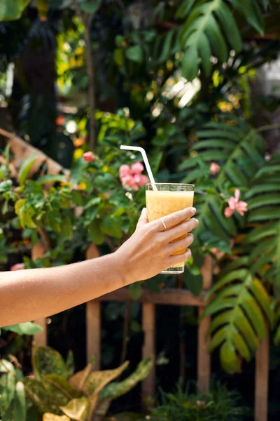 Hand Hold Smoothie Cocktail de abacaxi saudável. Suco de desintoxicação — Fotografia de Stock