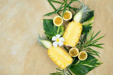 Ananas Kesimi Yarı Maracuja Still Life Top View