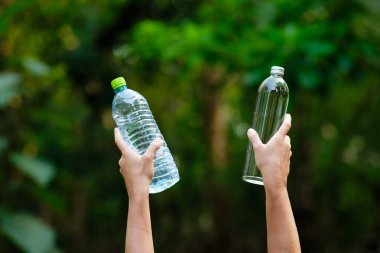 El Tutma Suyu Boş Bardak ve Plastik Şişe