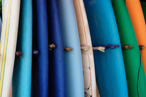 Varias tablas de surf en arena playa océano fondo —  Fotos de Stock