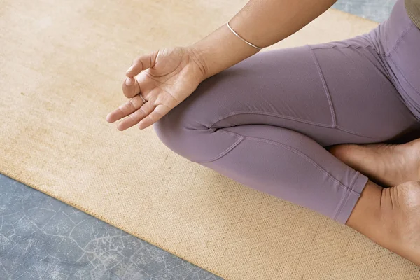 Organik Mat Gelişmiş Yoga Çalışan Kadın Yoga Pozları Serisi Tropik — Stok fotoğraf