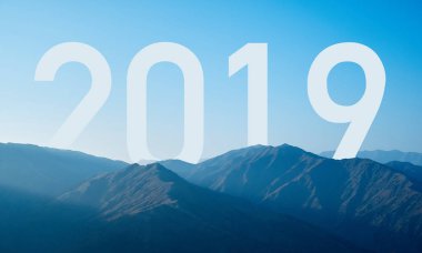 Yeni Yıl 2019. Mavi gökyüzü arka plan ile dağda 2019 yeni yıl için Siluet Happy.