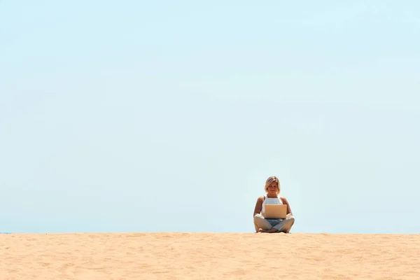 Freelancer Woman Work Laptop Minimal Desert Comfortable Remote Workplace Freelance — Stock Photo, Image