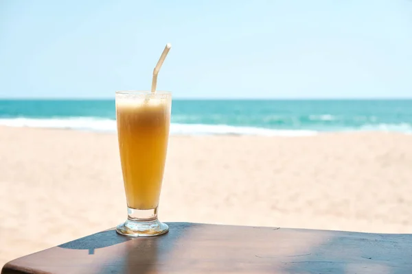 Cocktail Tropical Laranja Refrescante Com Palha Bebidas Frescas Servidas Mesa — Fotografia de Stock