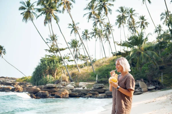 Donna Bere Succo Cocco Tropical Beach Happy Lady Godetevi Esotici — Foto Stock