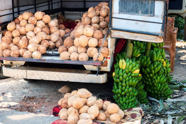 Kokos och banan detaljhandeln säljaren på lastbil — Stockfoto