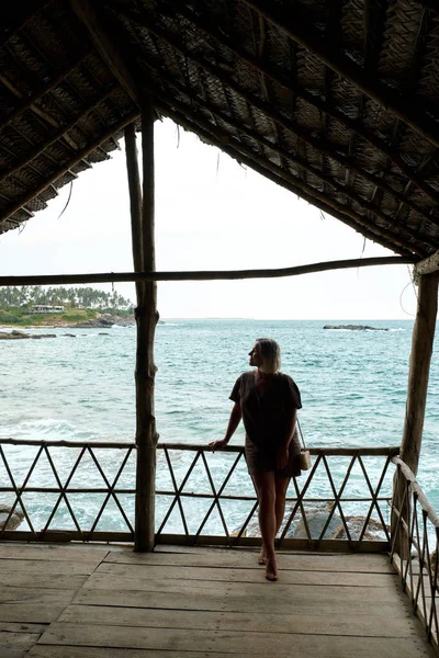 Felice Giovane Donna Stand su Bungalow Balcone — Foto Stock