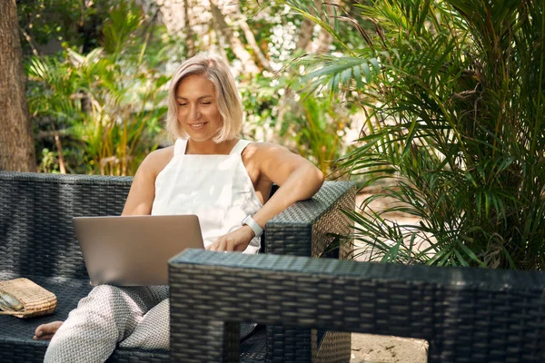 Freelancer donna lavoro da computer portatile in vacanza — Foto Stock