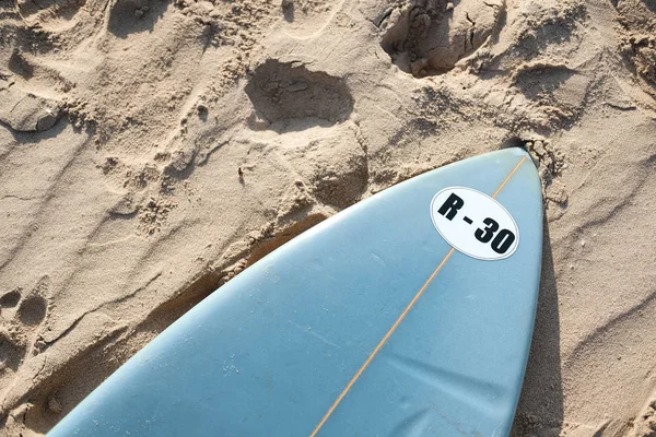 Placa de surf albastră pe plajă nisip orizontal fundal — Fotografie, imagine de stoc