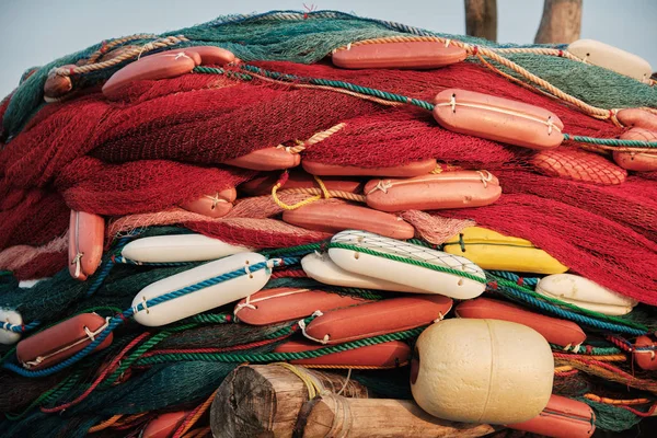 Rete da pesca colorata e attrezzature per pescatori galleggianti — Foto Stock