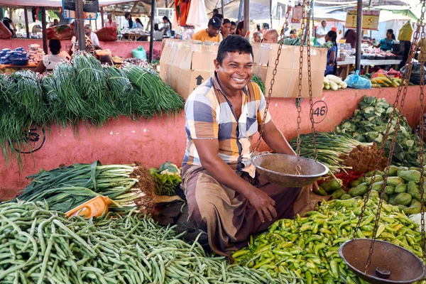 Happy trhu prodávající úsměv a prodávají místní zeleniny — Stock fotografie