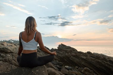 Doğada Yoga Çalışan Kadın. Açık havada meditasyon. Peyzaj arkaplanı