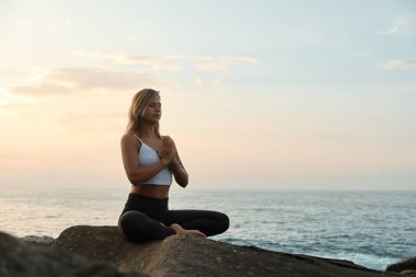 Doğada Yoga Çalışan Kadın. Açık havada meditasyon. Peyzaj arkaplanı