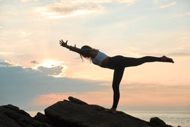 Doğada Yoga Çalışan Kadın. Açık havada meditasyon. Peyzaj arkaplanı
