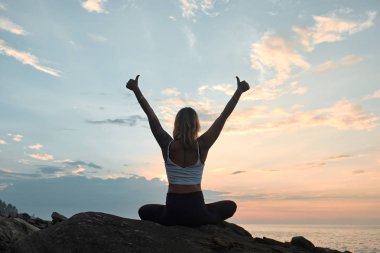 Doğada Yoga Çalışan Kadın. Açık havada meditasyon. Peyzaj arkaplanı