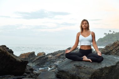 Doğada Yoga Çalışan Kadın. Açık havada meditasyon. Peyzaj arkaplanı