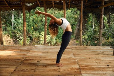 Kadın Tropikal Açık Yoga Studio yerde Yoga Yoga.