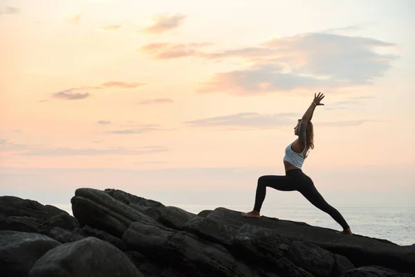 Mulher Praticando Yoga Natureza Meditando Livre Fundo Paisagístico — Fotografia de Stock