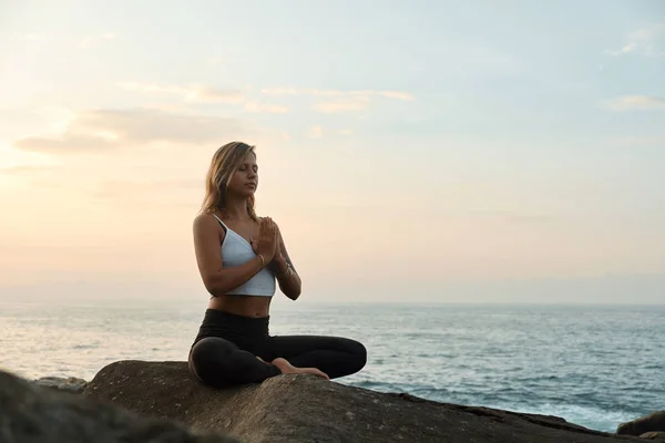 Doğada Yoga Çalışan Kadın Açık Havada Meditasyon Peyzaj Arkaplanı — Stok fotoğraf