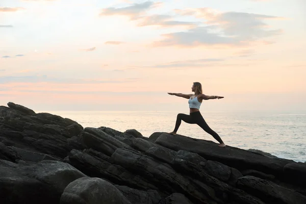 Doğada Yoga Çalışan Kadın Açık Havada Meditasyon Peyzaj Arkaplanı — Stok fotoğraf