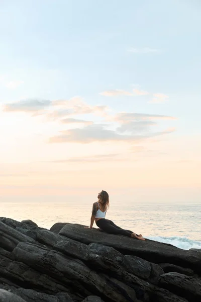 女性自然の中でヨガを練習 屋外で瞑想する 景観の背景 — ストック写真