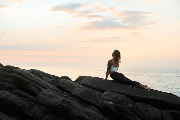 女性自然の中でヨガを練習 屋外で瞑想する 景観の背景 — ストック写真