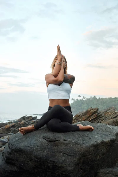 Mulher Praticando Yoga Natureza Meditando Livre Fundo Paisagístico — Fotografia de Stock