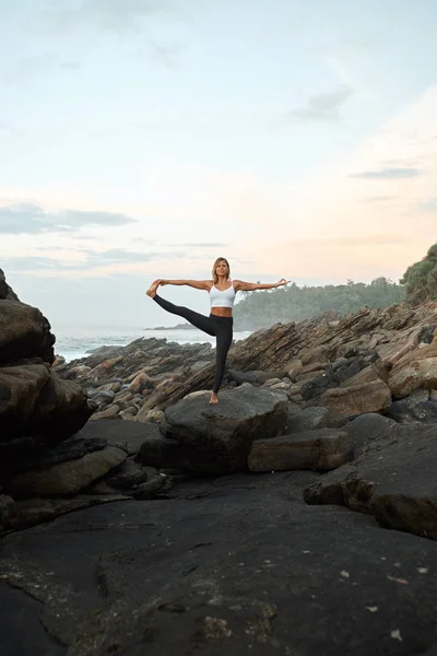 Mulher Praticando Yoga Natureza Meditando Livre Fundo Paisagístico — Fotografia de Stock