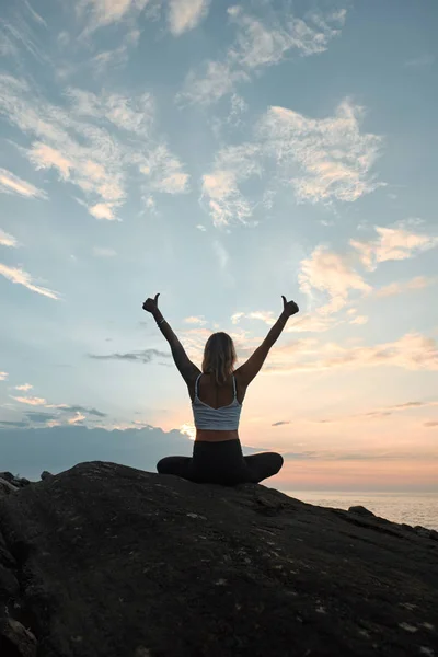 Doğada Yoga Çalışan Kadın Açık Havada Meditasyon Peyzaj Arkaplanı — Stok fotoğraf