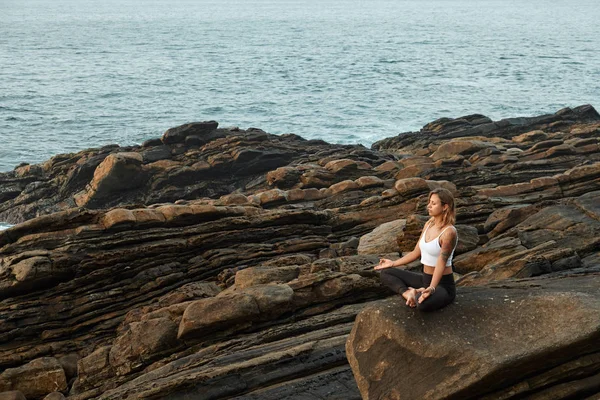 Mulher Praticando Yoga Natureza Meditando Livre Fundo Paisagístico — Fotografia de Stock